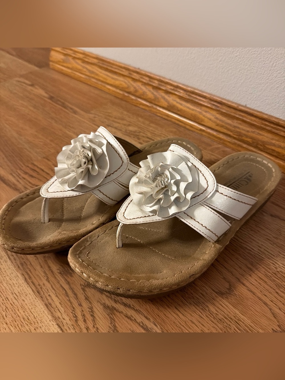 Cliffs by WHITE MOUNTAIN White Floral Thong Sandals